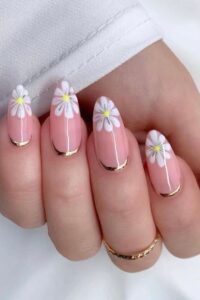 Daisy-Inspired Nails